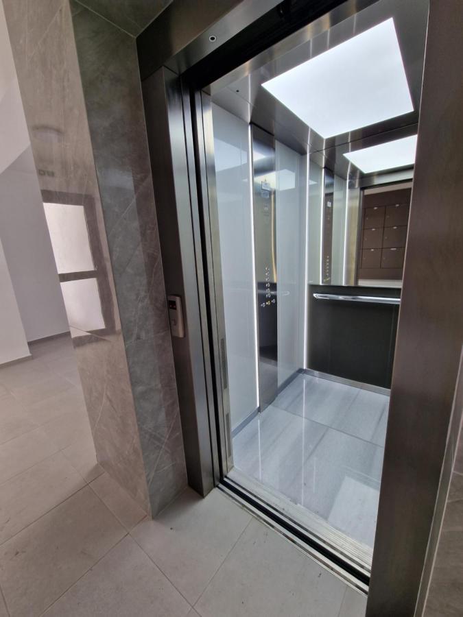 Carisa Deluxe Apartment With Jacuzzi Larnaca Exterior foto