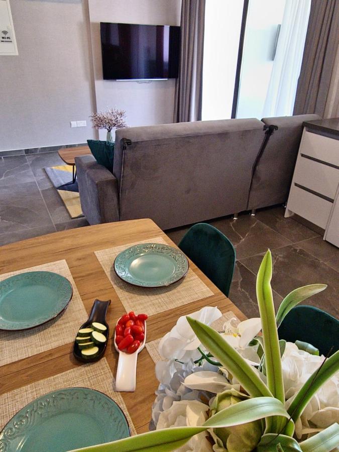 Carisa Deluxe Apartment With Jacuzzi Larnaca Exterior foto