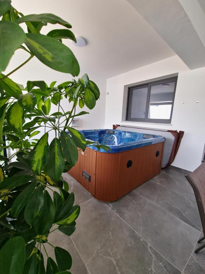 Carisa Deluxe Apartment With Jacuzzi Larnaca Exterior foto
