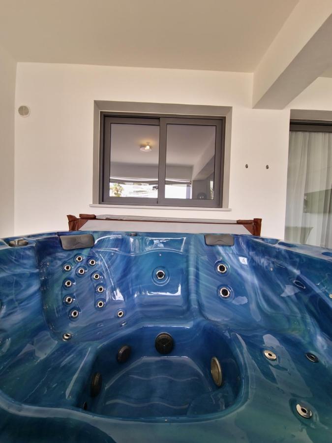 Carisa Deluxe Apartment With Jacuzzi Larnaca Exterior foto